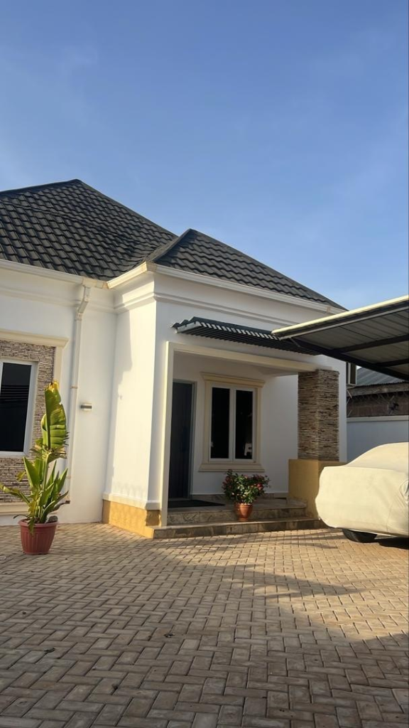 4 Bedrooms Bungalow