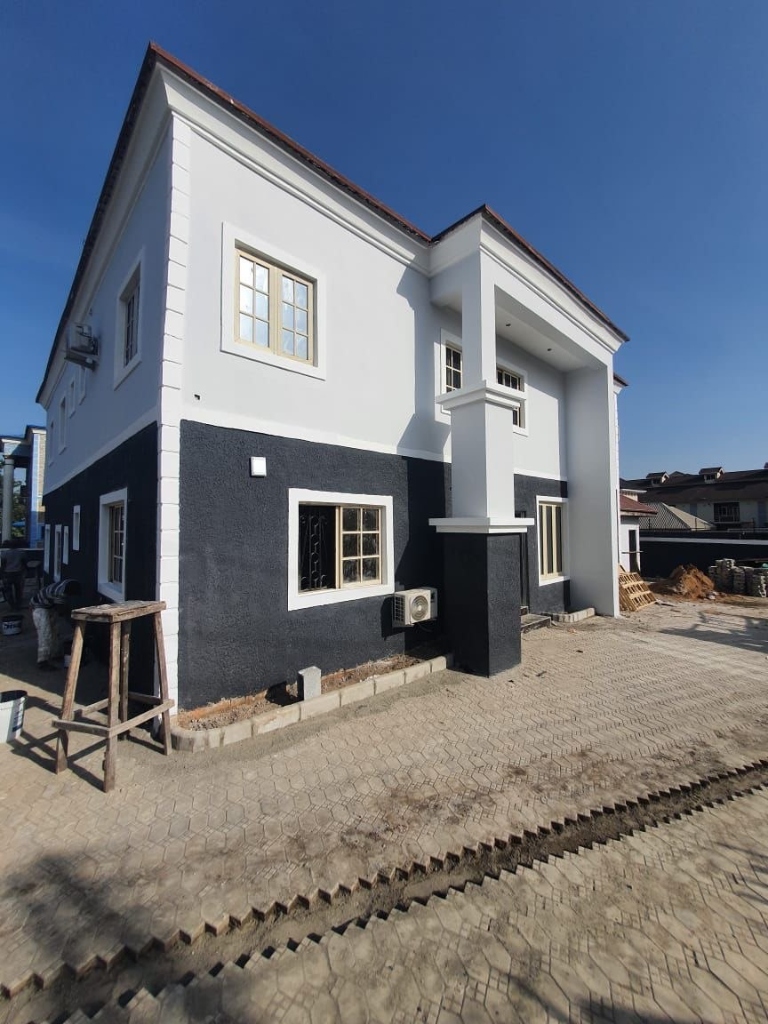 6 Bedrooms Duplex