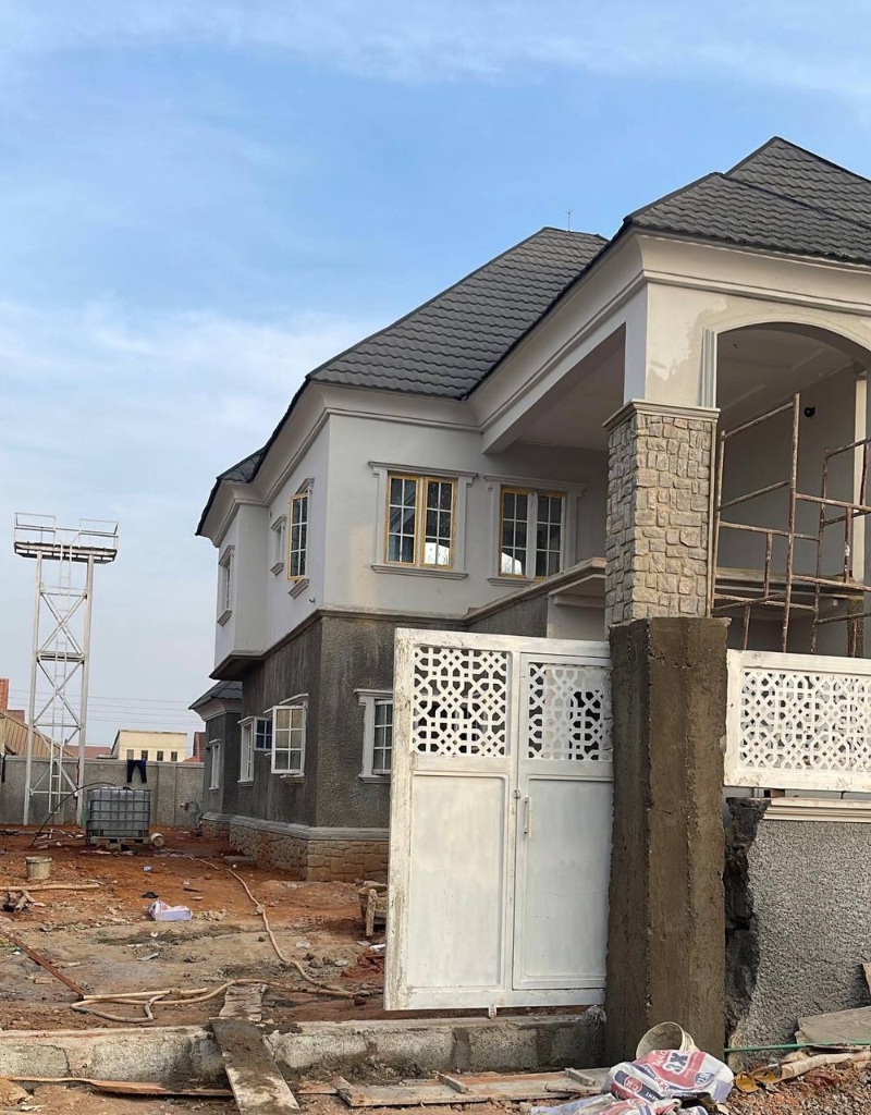 8 Bedrooms Duplex