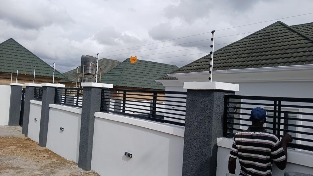 4 Bedrooms Bungalow